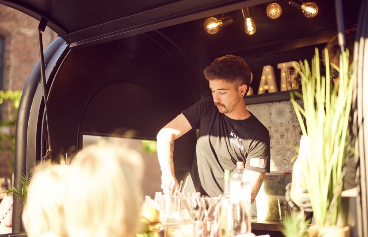 Bar à cocktails pour anniversaire : du sur mesure avec notre Raoul